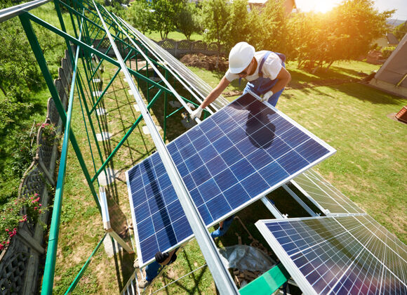 维修安装独立太阳能光伏板系统工人电力自然