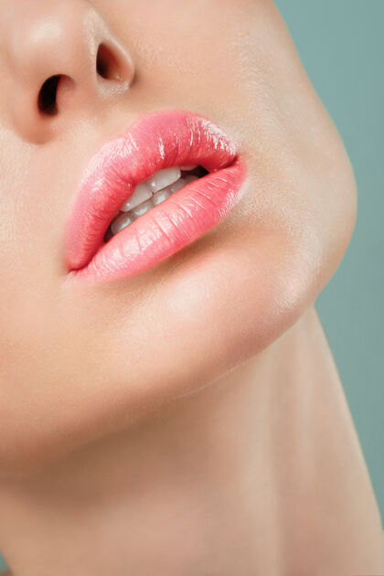 皮肤性感丰满的嘴唇嘴唇和女性皮肤的自然光泽嘴巴是张开的增加嘴唇美容嘴唇面部