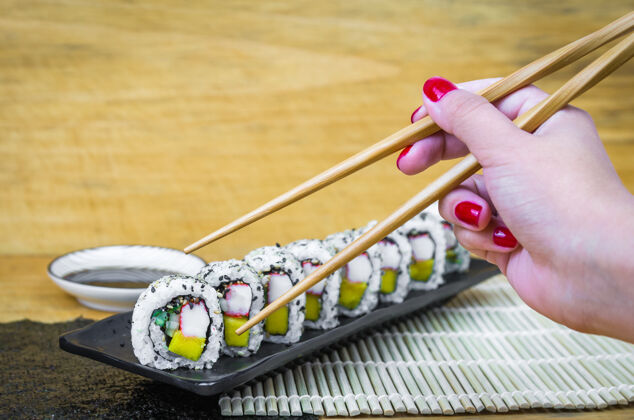 东京加州卷上漂亮的装饰板亚洲寿司卷菜单