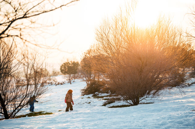 自然孩子们在雪乡玩耍草地环境凉爽