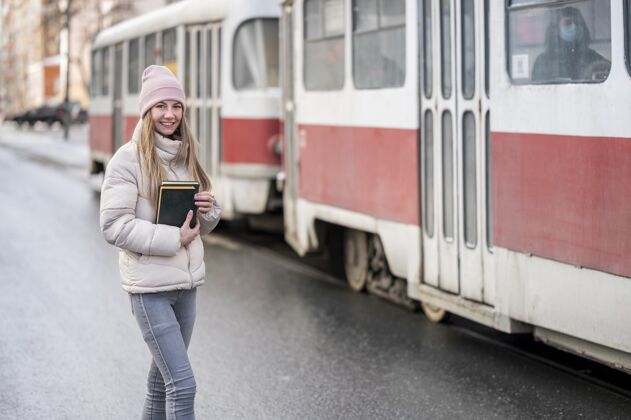 电车在电车站写真女学生拿着书姿势学生肖像