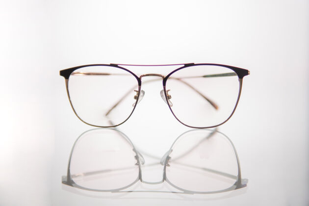 大眼科诊所的新眼镜模型物体配件磨损