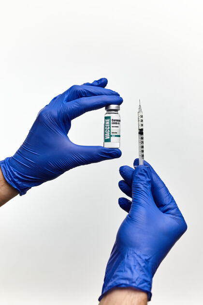 实验室医生 护士 科学家 研究人员手戴蓝色手套 手拿冠状病毒 covid-19疫苗 准备接种疾病疫苗 医学和药物概念医疗注射器设备