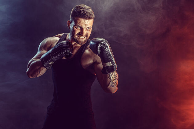 拳击手拳击手在黑墙上和影子搏斗复制空间拳击运动理念强壮健康男性