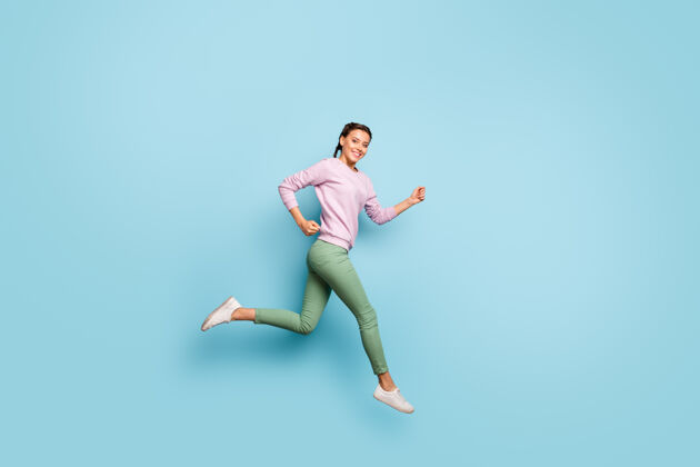 微笑美女跳高冲刺商场竞速赛最后一季低价穿休闲粉色毛衣绿色长裤孤立蓝色套头衫深褐色个人资料