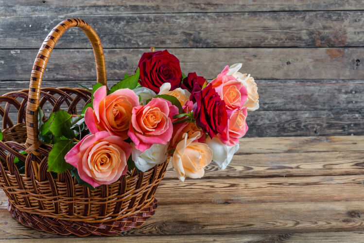 花瓣美丽的玫瑰在篮子里红色花春天