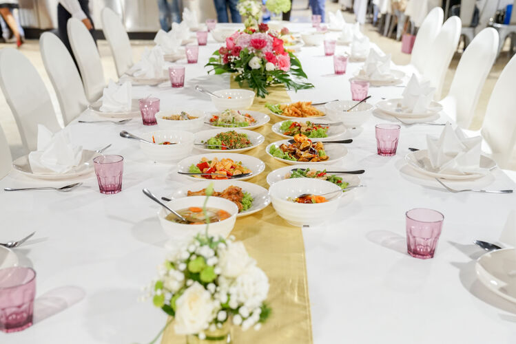 家庭午餐或晚餐在餐厅吃简单的泰国菜家树设置