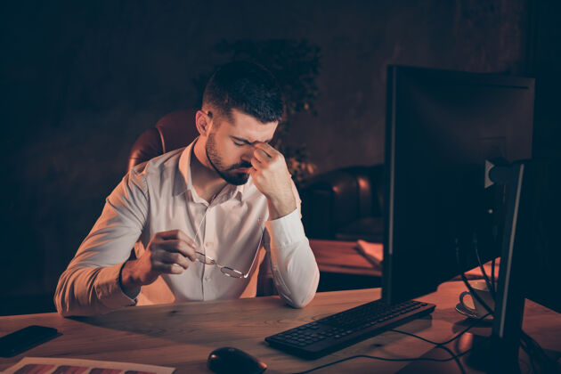 过度工作头痛的烦恼的人晚上工作电脑偏头痛截止日期受伤