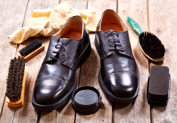 修理黑色男鞋与护理配件的木制背景配件皮革擦亮