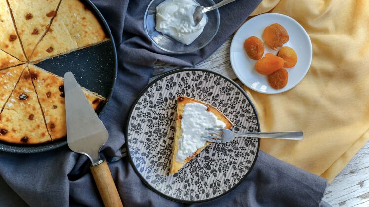 自制派餐桌上的凝乳蛋糕杏子自制食品健康食品