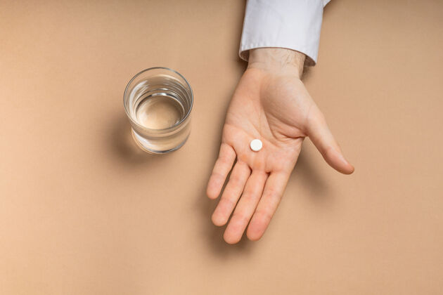 阿司匹林手里拿着一杯水和药药物药房玻璃