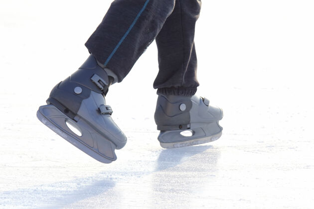 冷在溜冰场上溜冰爱好刀片健身