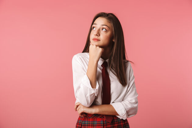 积极身着校服的15-16岁少女站在红墙外的画像课拼贴休闲