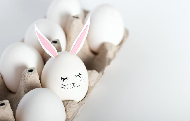 食物创意概念摄影白色在一个环保纸盘里放着兔子耳朵和脸的鸡蛋 盒子快乐复活节概念简约主义.!食物 自然 动物 桌子 房子 想法 创意 宗教 兔子 鸡蛋 健康 有趣 团体 有趣 人群 传统 兔子 吃 最小 复活节快乐 季节 复活节彩蛋 耳朵 兔子 小 对比 概念照片