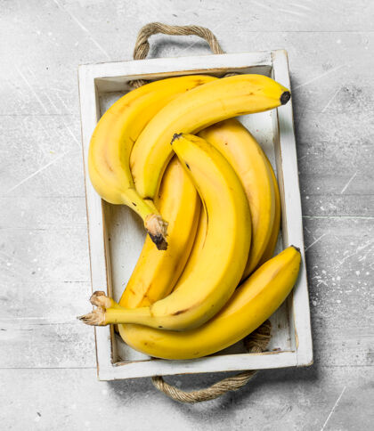 多汁的把新鲜香蕉放在木箱里素食配料香蕉