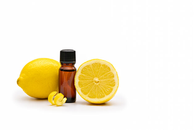柠檬柠檬包围的香薰油瓶水果白色天然