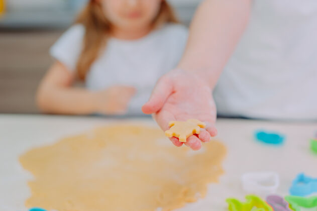 宝宝两个姐妹的博客在厨房准备饼干童年人家庭