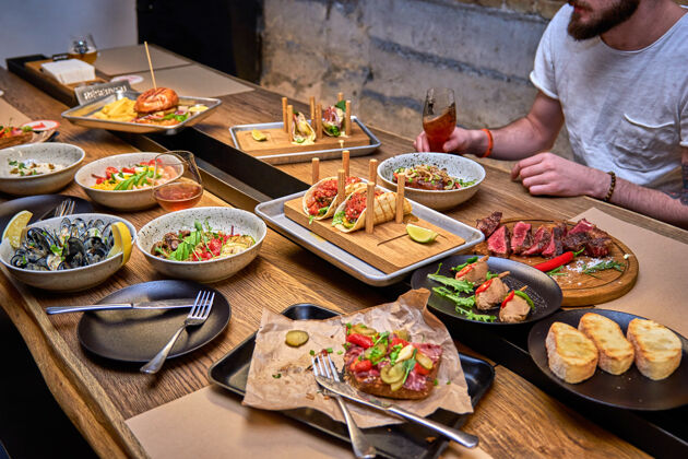牛肉美味的晚餐在一个木制的餐厅餐桌美味咖啡馆或酒吧菜单上有啤酒的食物沙拉食物美味