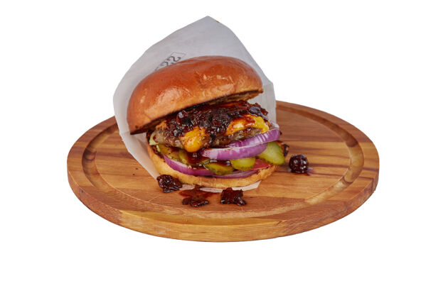 一餐在白色的木制圆板上放着奶酪的汉堡快餐红食物