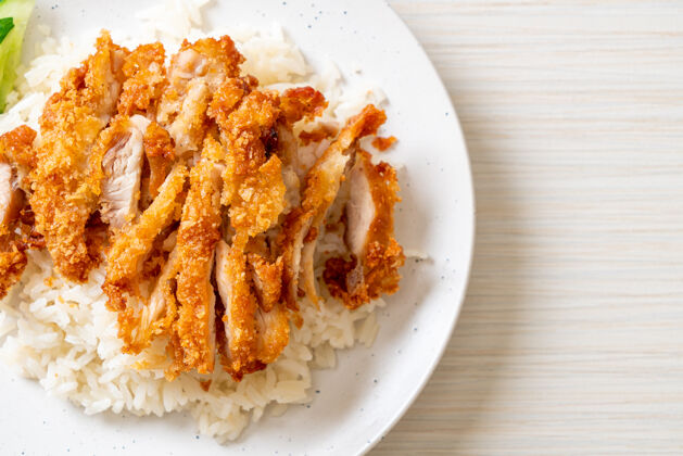 酱海南鸡饭配炸鸡或米饭蒸鸡汤配炸鸡-亚洲风味蒜泰国鸡肉