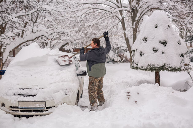 运输冬天街上的人在清除车上的雪道路雪花人