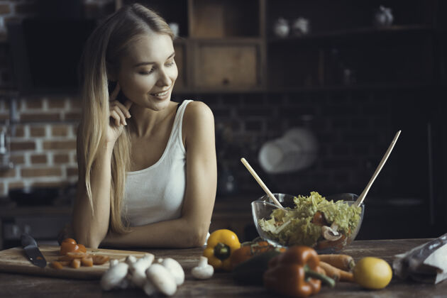 浪漫正在做饭的年轻女子健康食品-蔬菜沙拉饮食节食概念健康的生活方式在家做饭准备食物妻子素食主义者年轻