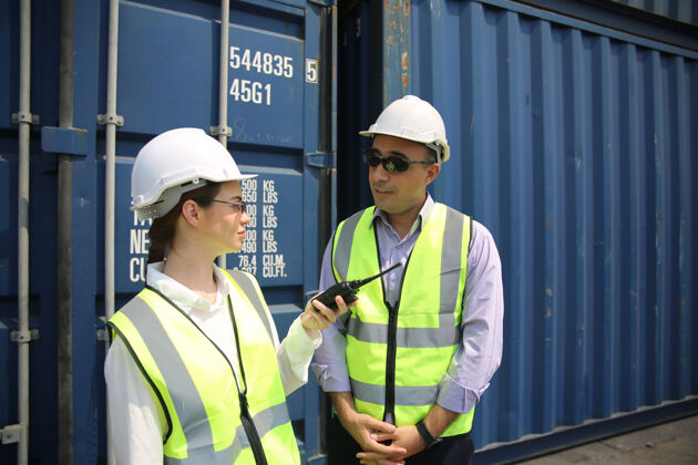 安全帽物流工程师控制港口 为卡车装载集装箱进出口物流概念项目团队领导