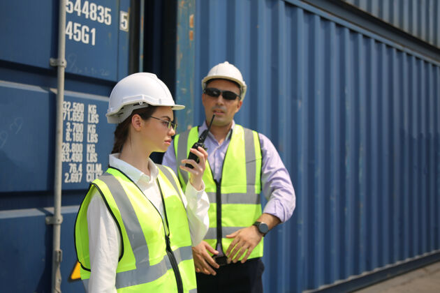 文件物流工程师控制港口 为卡车装载集装箱进出口物流概念工头传递项目