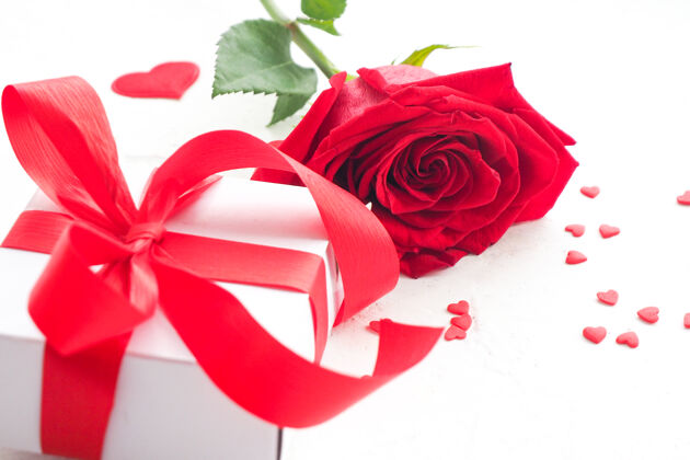 五彩纸屑玫瑰与礼品盒和心隔离在白色花花束浪漫