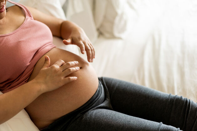 怀孕怀着宝宝的孕妇快乐皮肤护理房子女人