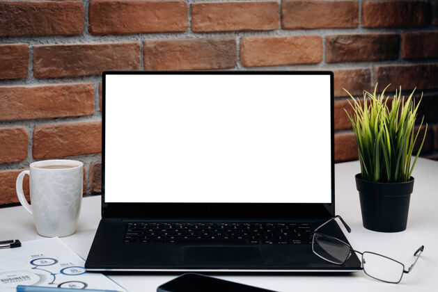 作业带黑屏笔记本电脑的办公桌工作台上的白色电脑显示器空白屏幕网站生活