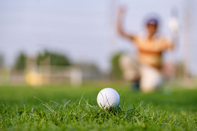 场地绿草高尔夫特写镜头在阳光下柔和聚焦比赛球健身