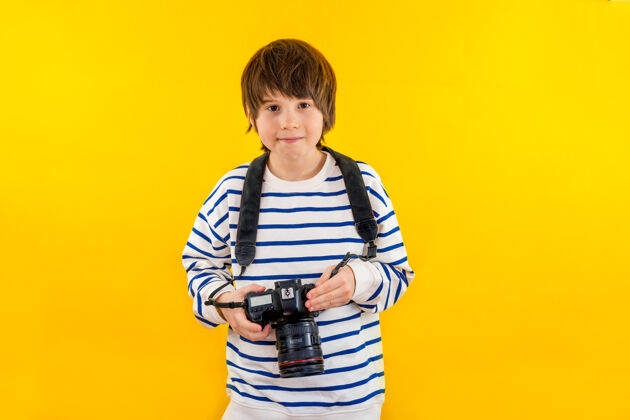 青少年穿着休闲装的男孩拿着相机姿势男孩相机