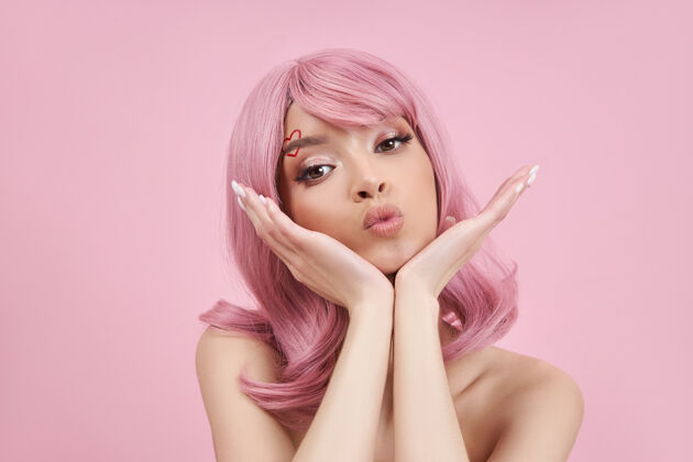 姿势粉红色头发的性感少女肖像完美的发型和染发长着漂亮眼睛和粉红色长发的女孩染色着色化妆品