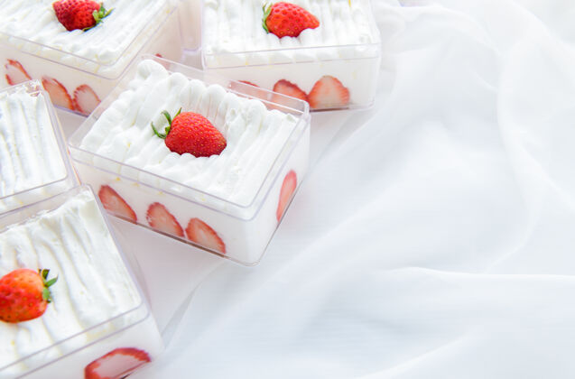 甜点草莓酥饼在塑料盒上与布背景和复制空间美食面包房烹饪