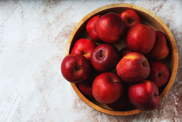 苹果成熟的苹果在木碗里发芽可持续存储概念顶视图平躺素食健康多汁