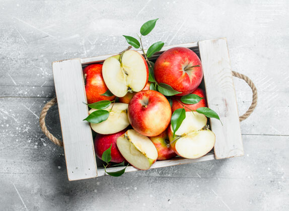 素食红多汁的苹果和苹果片放在木箱里苹果有机新鲜
