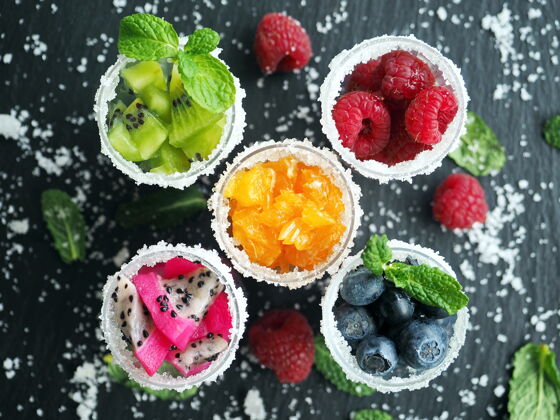 覆盆子冷冻水果和浆果加糖在玻璃杯里异国情调甜点浆果
