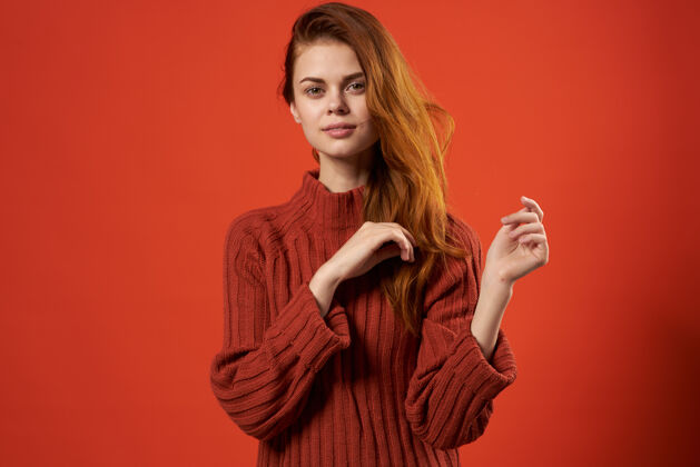 可爱开朗的女人红毛衣好看时尚的服装工作室生活方式头成人身体