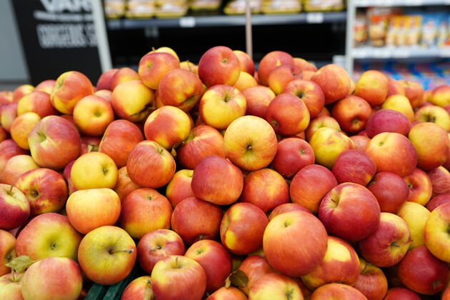 五颜六色市场摊位上苹果的特写镜头农业自然新鲜