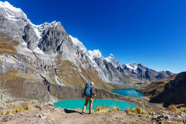 南美秘鲁科迪勒拉山脉的徒步旅行场景环境设备登山