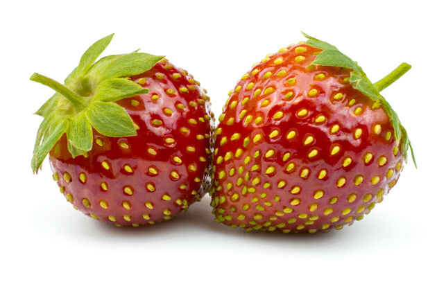 素食两个新鲜 成熟的草莓特写隔离在一个白色的背景营养草莓隔离产品