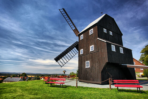 窗风车在德国附近的一个村庄德国风车木头