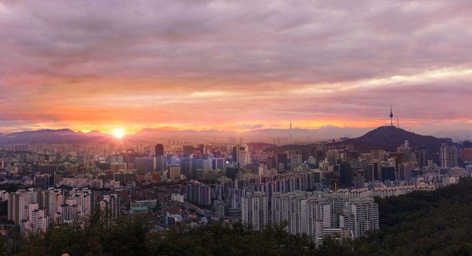 风景韩国首尔市日出时的天际线与首尔塔日落塔城市景观