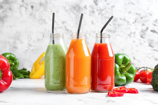 四季一瓶健康的冰沙 表面有不同的蔬菜抗氧化剂健康水果