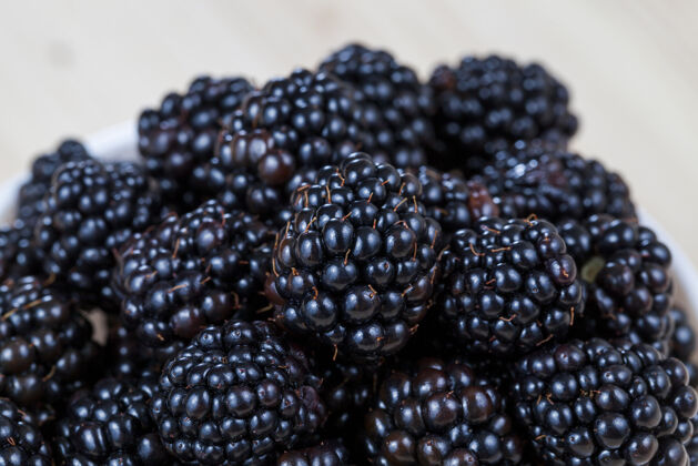 堆黑色新鲜黑莓在收获的时候堆起来 特写水果膳食有机的