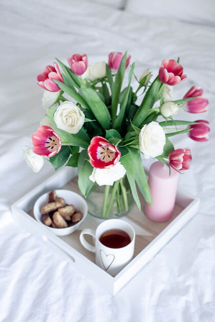 日记酒店浪漫早餐床花束的花.玫瑰还有郁金香笔记本床素描本