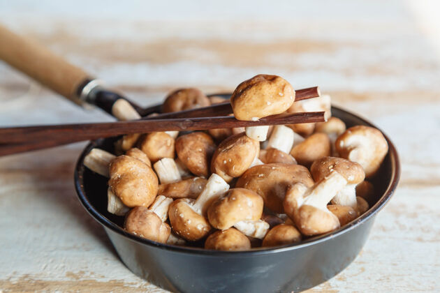 食品新鲜香菇在锅里煮干的香菇锅