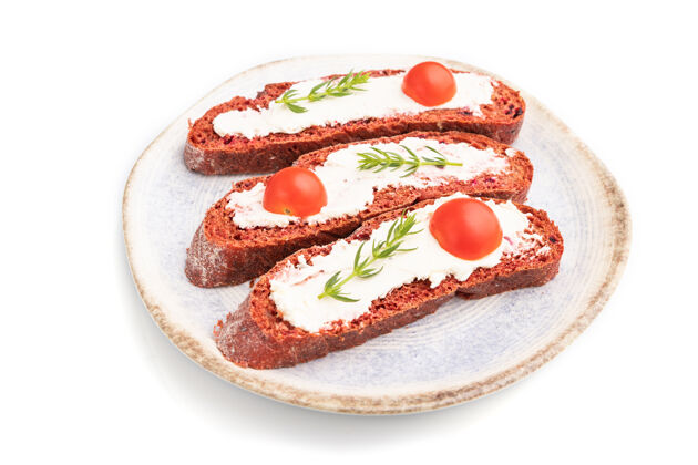 奶油红甜菜面包夹奶油奶酪和西红柿背景侧看 特写美食乡村风味香草