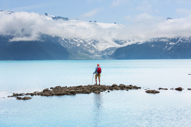 徒步旅行者远足到风景如画的加里波第湖附近惠斯勒 不列颠哥伦比亚省 加拿大绿松石水域冰川风景旅行